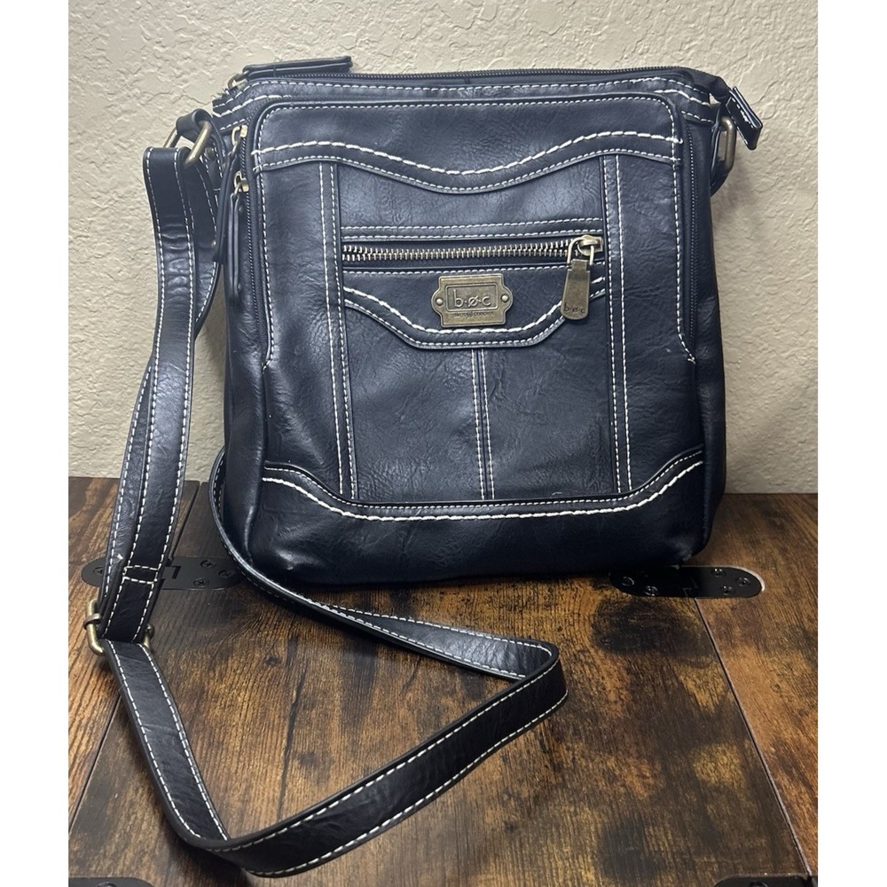 b.ø.c Black Small Crossbody Bag Zip Gold Hardware Adjustable Strap Inner Pockets